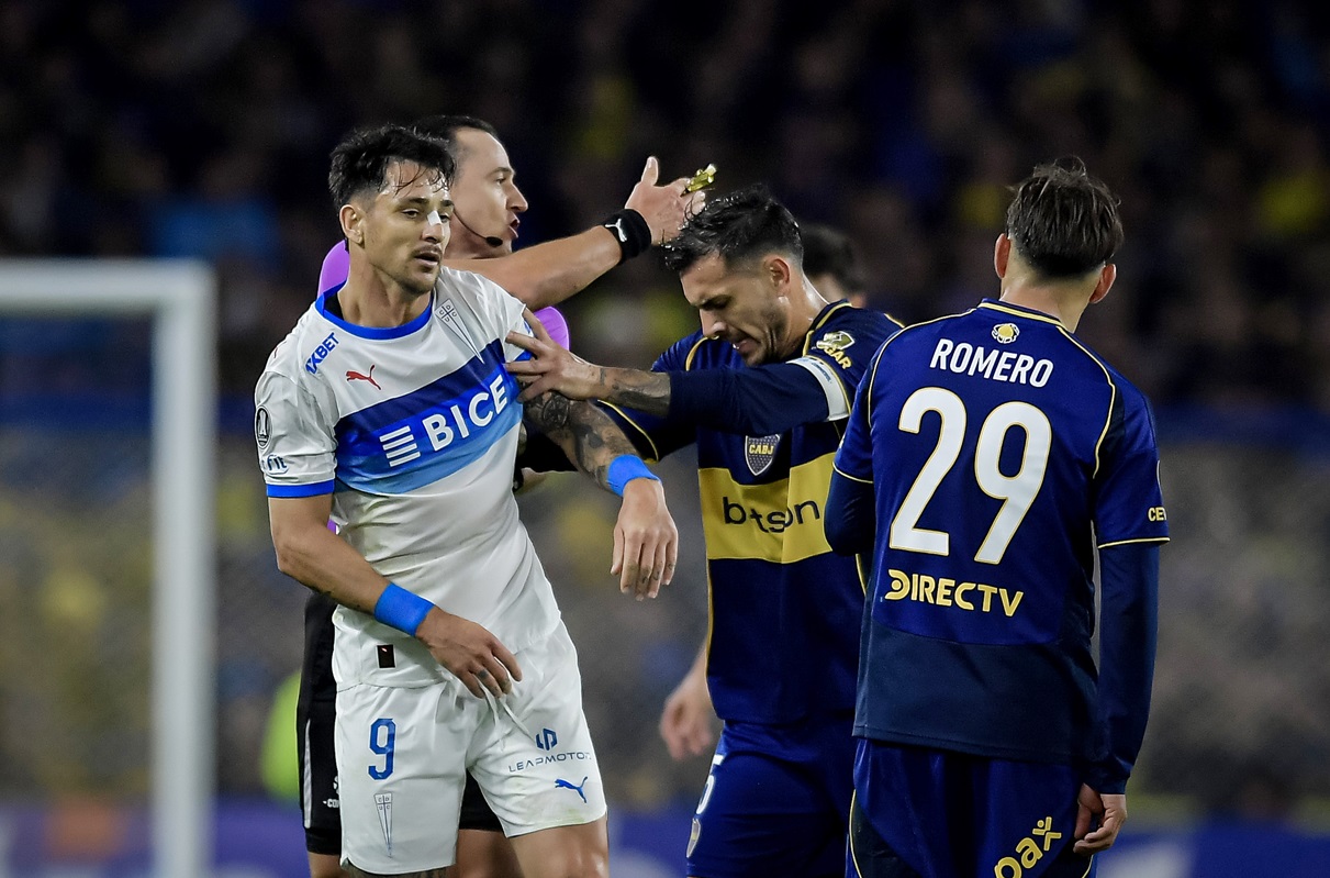 Cruce picante y caliente en Boca - Universidad Católica. Fernando Zampedri se fue enfurecido con Leandro Paredes al grito de "bocón"