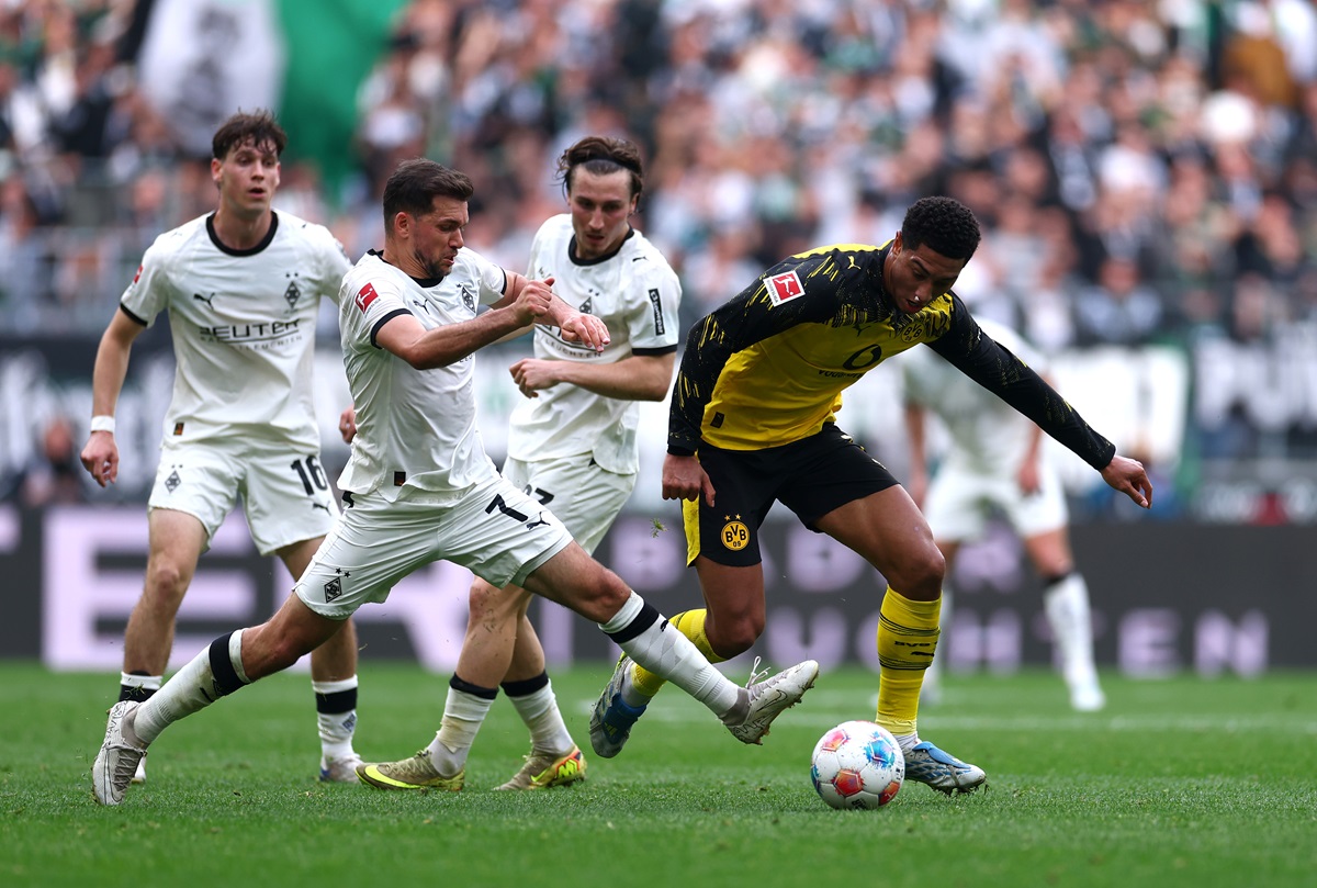 Borussia Monchengladbach derrotó agónicamente a Borussia Dortmund