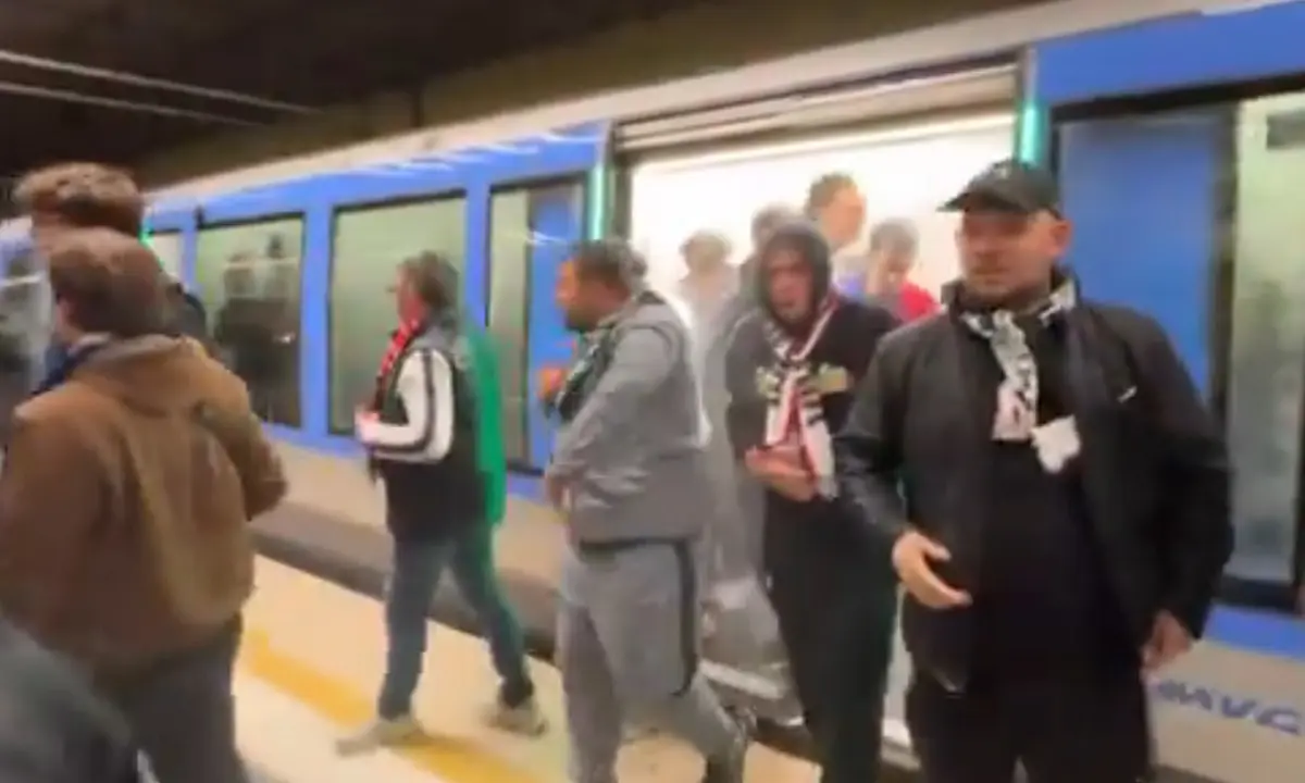Caos en el metro de Munich: evacúan a hinchas del PSG por encender bengalas en un vagón