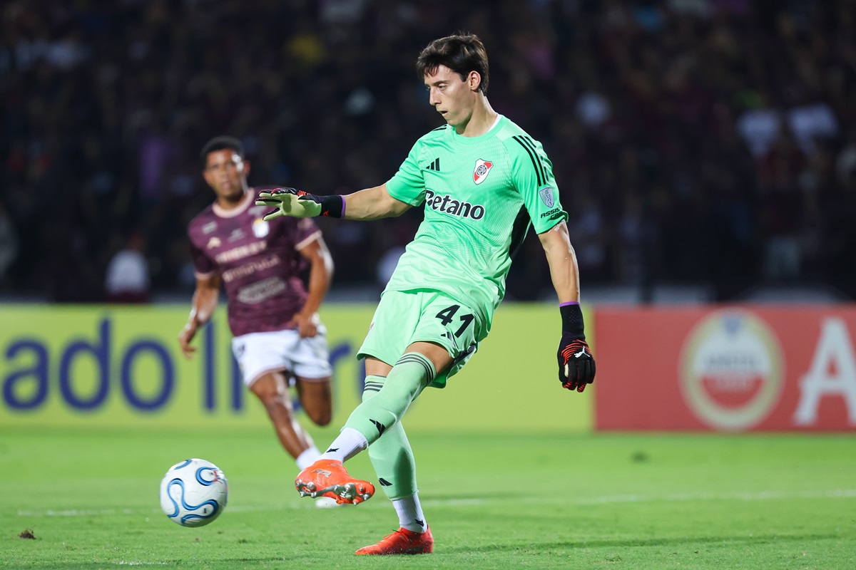 Santiago Beltrán fue expulsado en River y terminó atajando Matías Viña