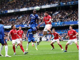 Jesse Derry se llevó la peor parte y salió en camilla. Susto en Chelsea - Nottingham Forest tras un choque de cabezas