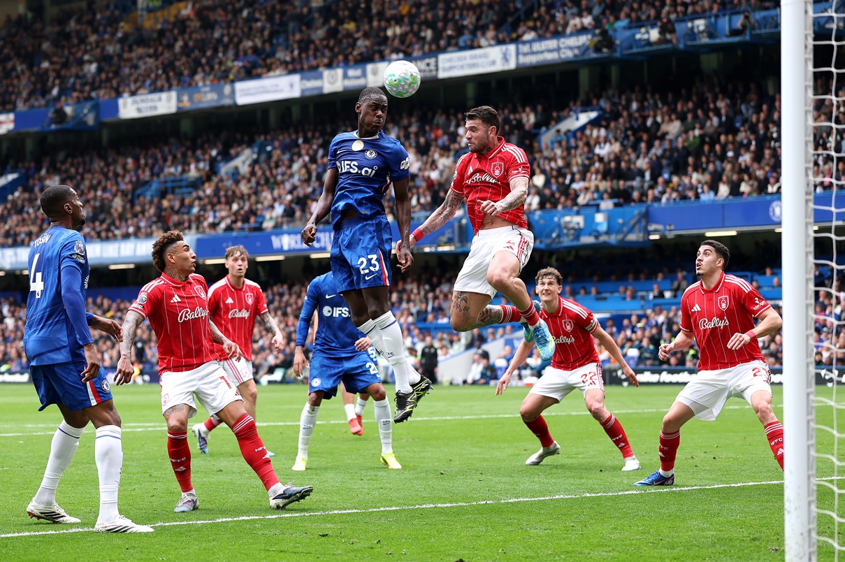 Alarma y susto en Chelsea – Nottingham Forest tras un choque de cabezas
