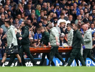 El juvenil de los Blues asustó a todos en Premier League. Jesse Derry va al hospital tras chocar su cabeza en Chelsea - Nottingham