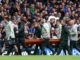 El juvenil de los Blues asustó a todos en Premier League. Jesse Derry va al hospital tras chocar su cabeza en Chelsea - Nottingham