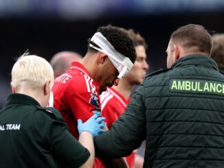 El emblema del Forest solo duró 15 minutos en cancha. Gibbs-White salió por un golpe en la cabeza y preocupó a Nottingham Forest