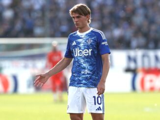 En la Selección pretenden que no juegue pero Como lo quiere en cancha. Nico Paz se resintió de la rodilla y alarmó a Argentina