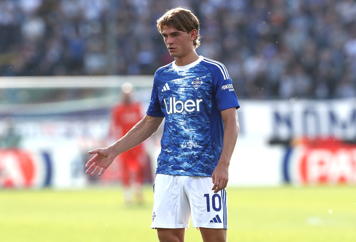 En la Selección pretenden que no juegue pero Como lo quiere en cancha. Nico Paz se resintió de la rodilla y alarmó a Argentina