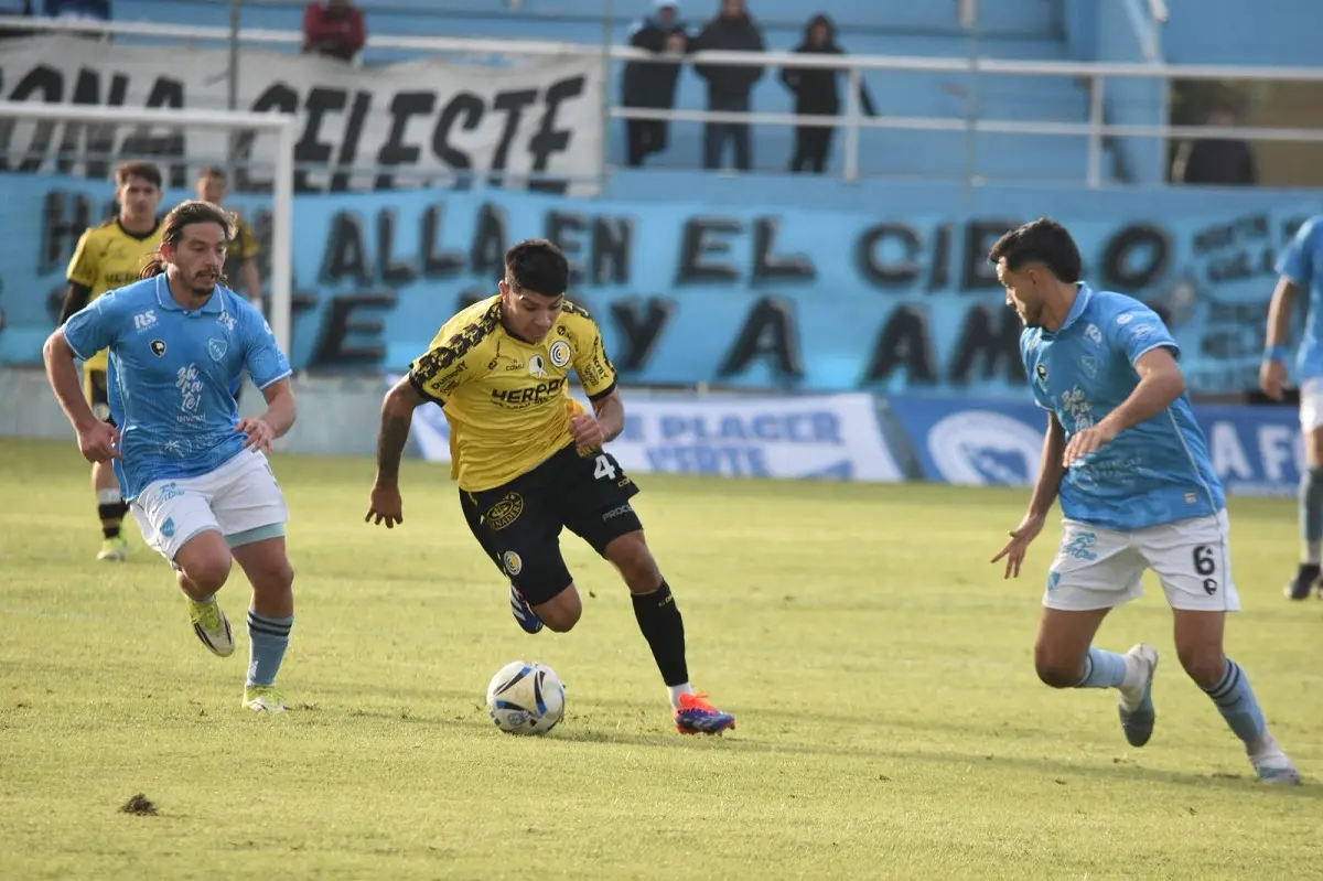 CADU aprovechó un error de Comunicaciones en el final y rescató un empate en Zárate