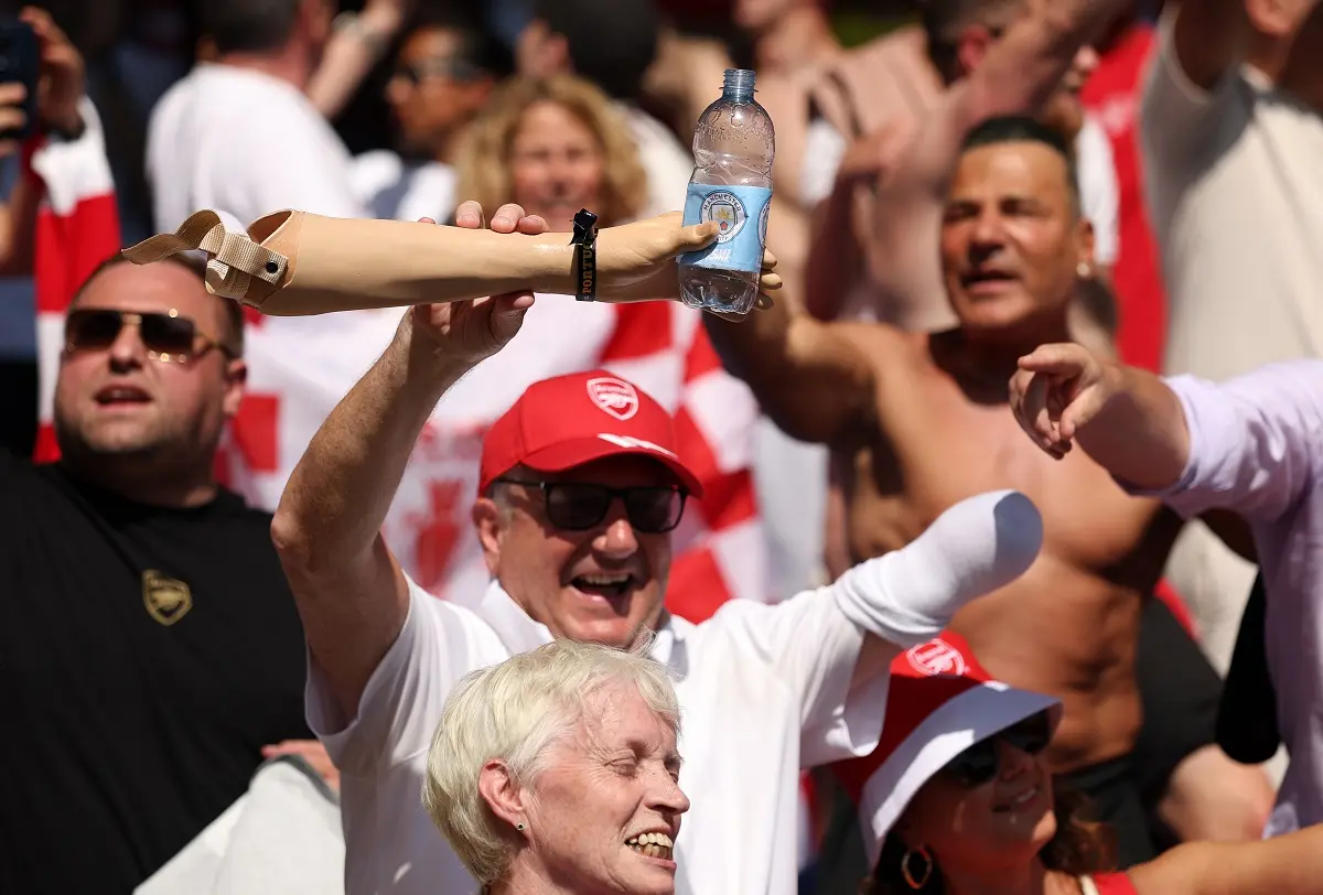 Arsenal devolvió la broma y los hinchas gunners posaron con botellas de lágrimas del Manchester City