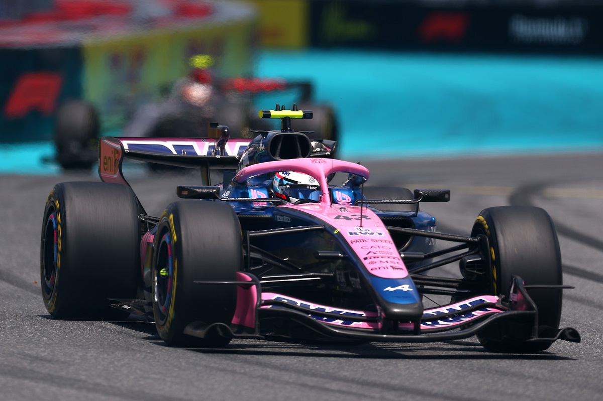 Franco Colapinto largará octavo en Miami y la pole fue para Antonelli El argentino volvió a tener un día maravilloso en Estados Unidos. Si bien en la carrera sprint no le fue como él esperaba, horas más tarde volvió a girar para seguir redactando su historia en Formula 1. Así, Franco Colapinto largará octavo en Miami y la pole fue para Antonelli. El oriundo de Pilar pasó los dos cortes para meterse en el pelotón de los mejores diez en la qualy. Tanto él, como su compañero de equipo de Alpine, competían mano a mano con las grandes escuderías pensando en un domingo soñado dentro del Gran Premio de Miami. Con la qualy terminada, Franco Colapinto largará octavo en Miami y la pole fue para Antonelli La pole finalmente terminó siendo para Kimi Antonelli. El italiano de Mercedes saldrá primero en el Gran Premio de Miami. En la parrilla lo acompañará Charles Leclerc con la Ferrari. Mientras tanto, Lando Norris que ganó la sprint partirá en el cuarto lugar. El gran desempeño del argentino este sábado, tras el décimo lugar en la sprint, le permitió sonreír al final de los giros este sábado. Franco Colapinto largará en el octavo puesto. Pierre Gasly, el otro hombre de Alpine, lo hará desde la décima ubicación.