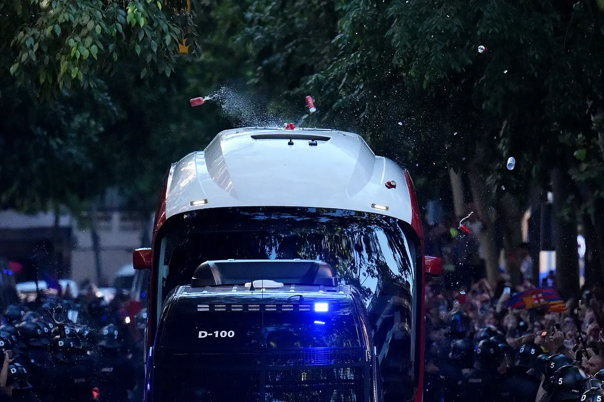 Hinchas del Barcelona tiraron piedras a su bus creyendo que era del Real Madrid