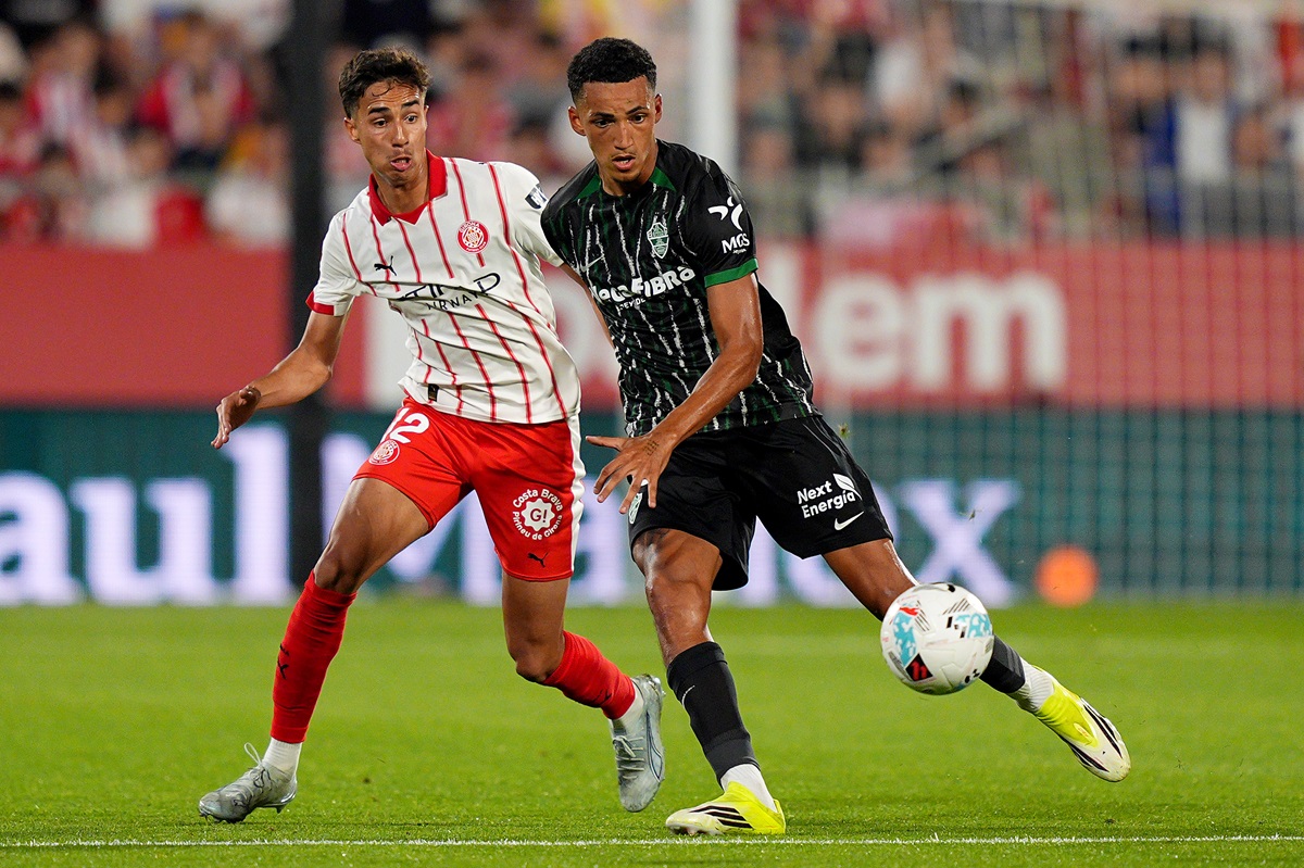 Fue 1 a 1 en Montilivi con goles de Arnau Martínez y Álvaro Rodríguez. Girona apenas empató con Elche y descendió en La Liga