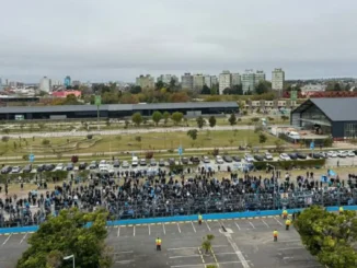 Escándalo en Racing: hinchas protestaron la salida de Gustavo Costas y forzaron las puertas del Cilindro