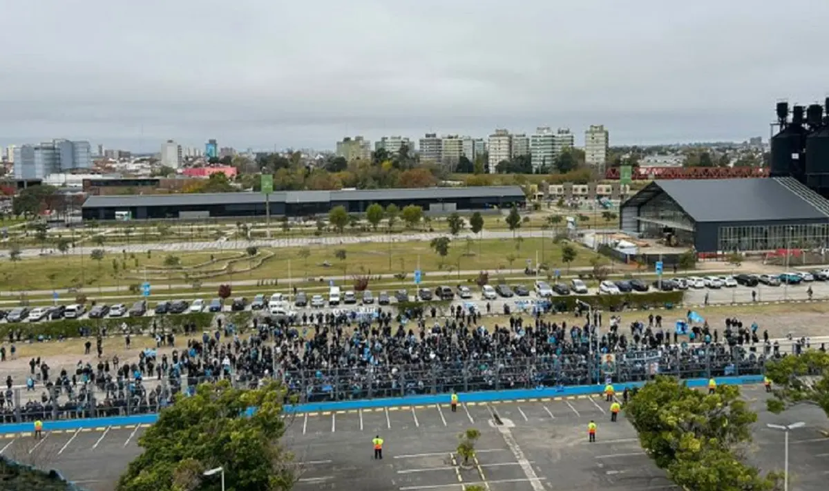 Escándalo en Racing: hinchas protestaron la salida de Gustavo Costas y forzaron las puertas del Cilindro
