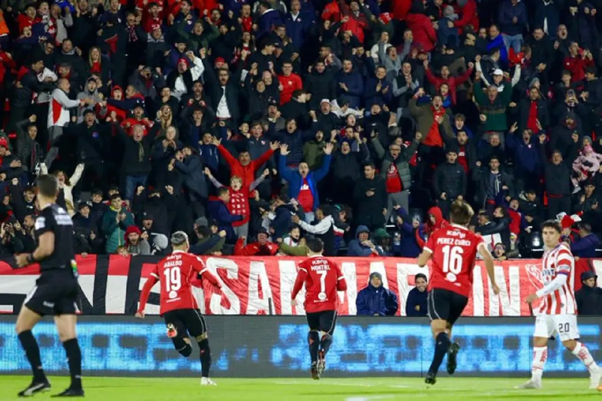 Independiente pasó a los octavos de final de Copa Argentina con triunfo ante Unión con dos golazos de tiro libre