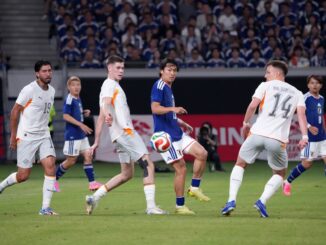 Hlynsson demoró en salir y Thorvaldsson tuvo que esperar afuera. En Japón - Islandia se aplicó la regla de los 10 segundos en un cambio