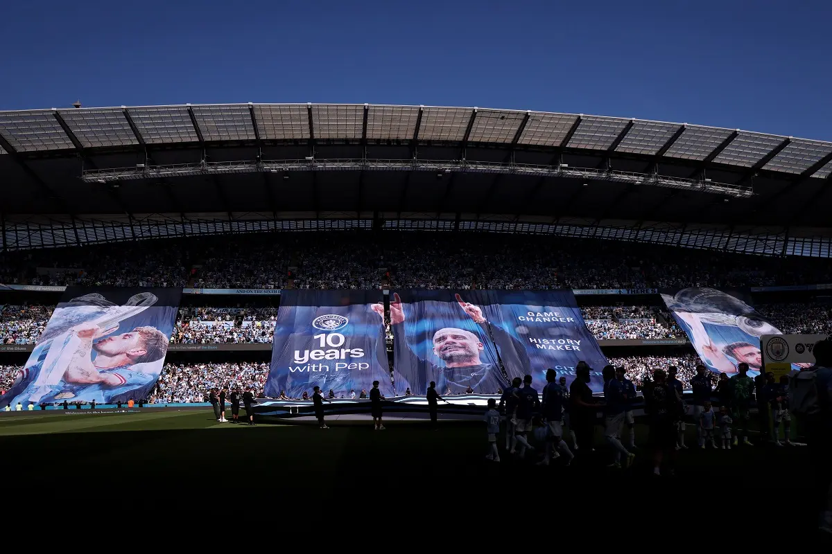Guardiola, Bernardo Silva y John Stones, homenajeados con ovación y banderas en su despedida del City