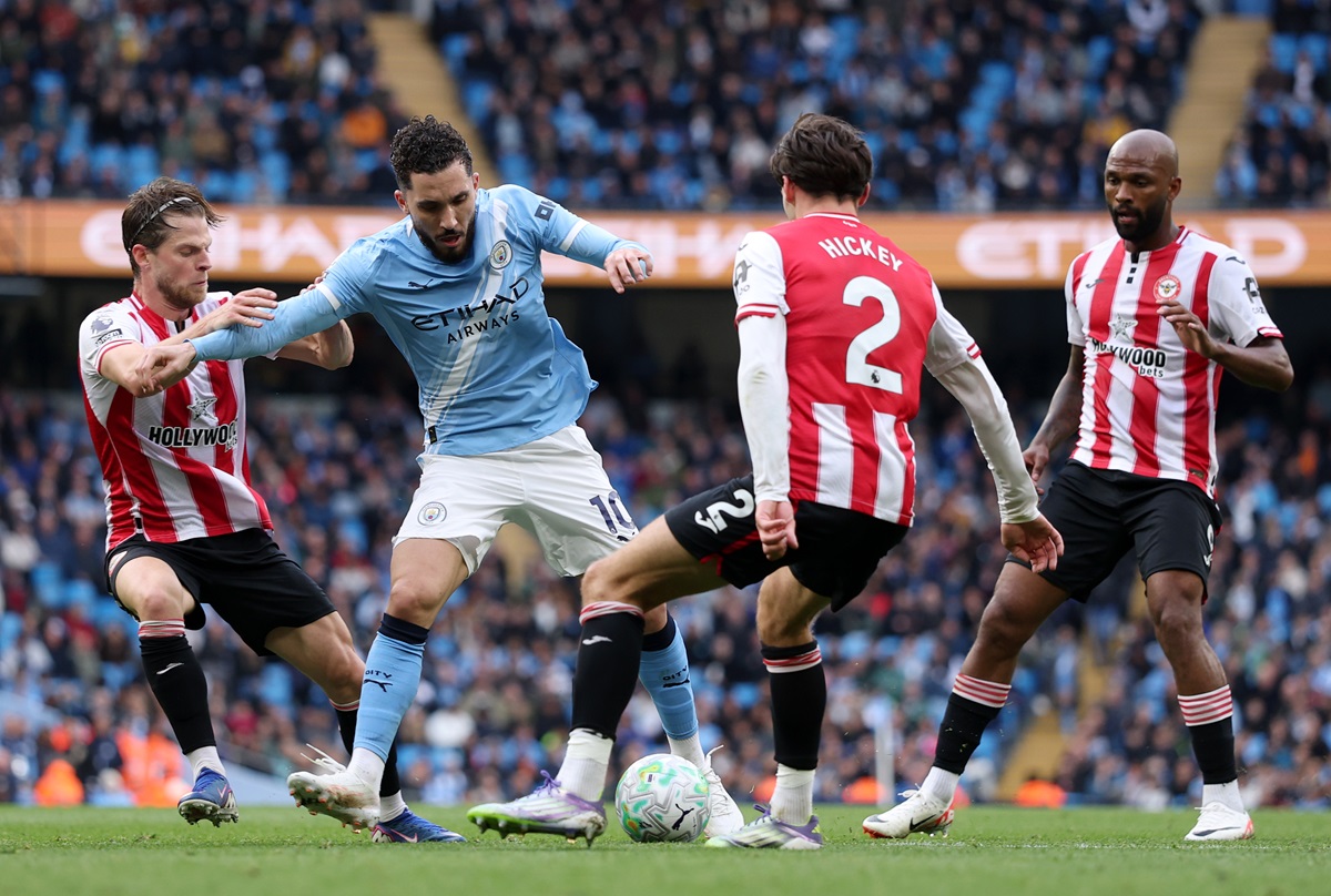 Manchester City goleó a Brentford y sigue peleando arriba