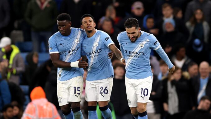 Manchester City goleó y se puso a tiro del Arsenal