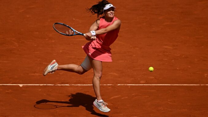 La tenista turca dijo adiós pero no por voluntad propia. Zeynep Sonmez tuvo que abandonar Roland Garros por tropezar con una publicidad