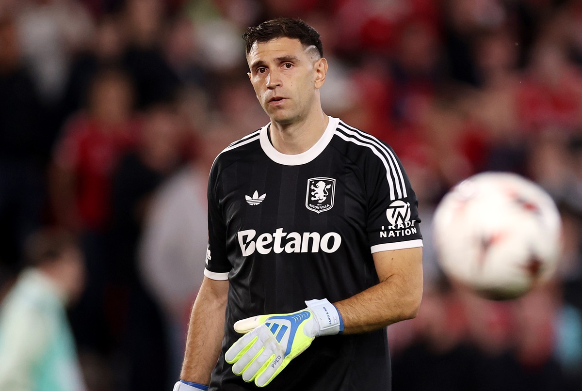 Dibu Martínez, Buendía y Nico Domínguez titulares en Europa League