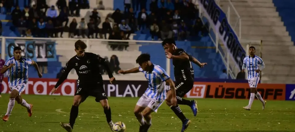 Central Norte venció a Racing de Córdoba en el final con un polémico penal