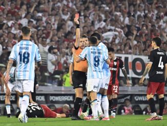 Tercera expulsión al hilo a Maravilla Martínez en un mata mata El goleador de Racing no terminó el partido en Arroyito ante Rosario Central. Tras la revisión del VAR, el árbitro lo mandó directamente a las duchas y complicó a los de Gustavo Costas. Esta fue la tercera expulsión al hilo a Maravilla Martínez en un mata mata. La cartulina colorada para Adrián Martínez fue polémica y hasta podría decirse excesiva. La jugada venía sucia desde el pelotazo en ofensiva que propuso la visita. El ex Instituto fue al roce con Agustín Ovando, no pudo, y cuando se frenó la acción se sacó de encima a Emanuel Coronel con el brazo. Si bien la reacción de Maravilla fue innecesaria, incluso sabiendo que le daba la potestad al juez para echarlo, la tecnología no lo ayudó. Y la realidad es que Costas perdió a una de sus piezas claves en un momento trascendental del Apertura. ¿Por qué es la tercera expulsión al hilo a Maravilla Martínez en un mata mata? Maravilla lleva cuatro rojas con Racing. La primera fue en agosto de 2024 en un partido contra Gimnasia La Plata por el torneo local. Sin embargo, las últimas tres fueron en playoffs de diversas competencias. En dos fue por Copa Argentina y ahora por la Liga Profesional. La primera expulsión en mata a mata para Adrián Martínez fue en la Copa Argentina de 2025 ante San Martín de San Juan. Luego repitió en cuartos de final de la misma edición en una contienda muy caliente frente a River y, justamente, en Arroyito. Y este miércoles le tocó ver la roja en playoffs del Apertura ante Rosario Central.