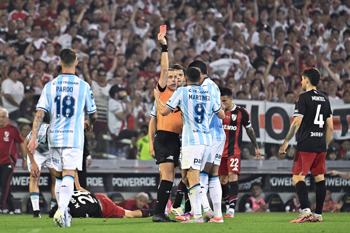 Tercera expulsión al hilo a Maravilla Martínez en un mata mata El goleador de Racing no terminó el partido en Arroyito ante Rosario Central. Tras la revisión del VAR, el árbitro lo mandó directamente a las duchas y complicó a los de Gustavo Costas. Esta fue la tercera expulsión al hilo a Maravilla Martínez en un mata mata. La cartulina colorada para Adrián Martínez fue polémica y hasta podría decirse excesiva. La jugada venía sucia desde el pelotazo en ofensiva que propuso la visita. El ex Instituto fue al roce con Agustín Ovando, no pudo, y cuando se frenó la acción se sacó de encima a Emanuel Coronel con el brazo. Si bien la reacción de Maravilla fue innecesaria, incluso sabiendo que le daba la potestad al juez para echarlo, la tecnología no lo ayudó. Y la realidad es que Costas perdió a una de sus piezas claves en un momento trascendental del Apertura. ¿Por qué es la tercera expulsión al hilo a Maravilla Martínez en un mata mata? Maravilla lleva cuatro rojas con Racing. La primera fue en agosto de 2024 en un partido contra Gimnasia La Plata por el torneo local. Sin embargo, las últimas tres fueron en playoffs de diversas competencias. En dos fue por Copa Argentina y ahora por la Liga Profesional. La primera expulsión en mata a mata para Adrián Martínez fue en la Copa Argentina de 2025 ante San Martín de San Juan. Luego repitió en cuartos de final de la misma edición en una contienda muy caliente frente a River y, justamente, en Arroyito. Y este miércoles le tocó ver la roja en playoffs del Apertura ante Rosario Central.
