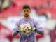 El arquero bosnio quiso rechazar con los puños y falló. Insólito gol en contra Nikola Vasilj en St Pauli - Wolfsburgo