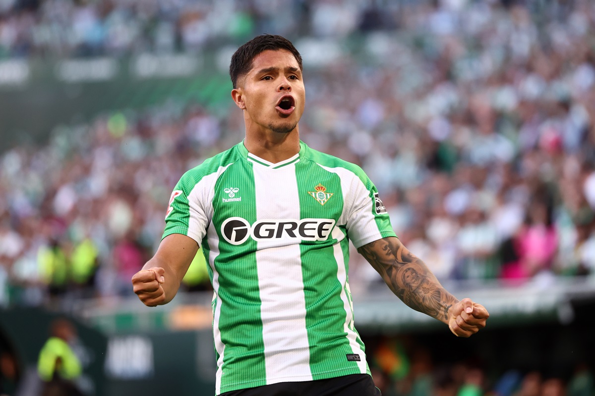Los Verdiblancos ganan 1 a 0 ante Elche en La Liga. Cucho Hernández volvió a marcar en Betis y mete presión a Colombia