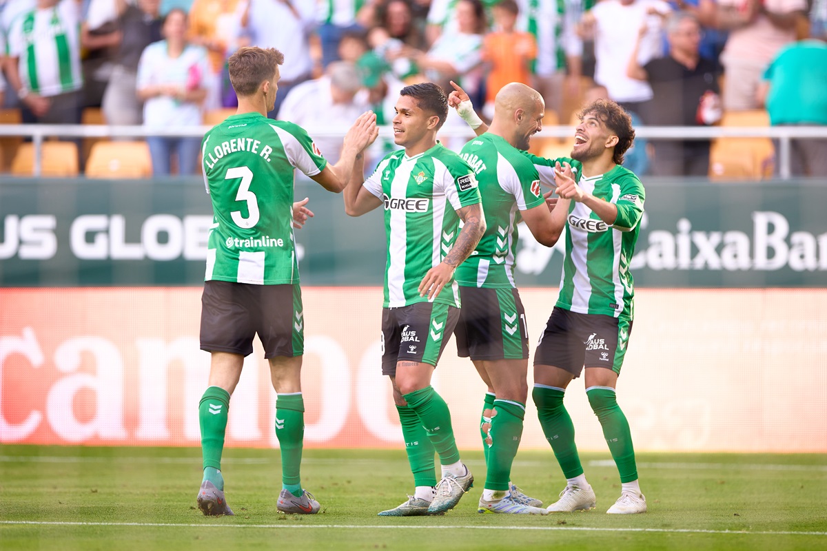 Betis goleó y condenó prácticamente al Oviedo en La Liga