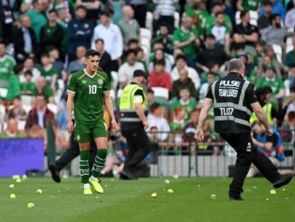 Los hinchas se expresaron durante el amistoso ante Qatar. Irlanda protestó porque no quiere jugar contra Israel por UEFA Nations League