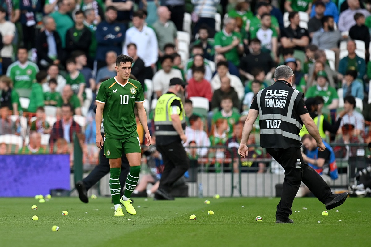 Los hinchas se expresaron durante el amistoso ante Qatar. Irlanda protestó porque no quiere jugar contra Israel por UEFA Nations League