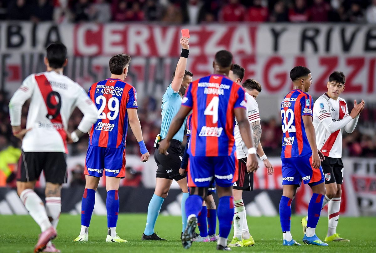 Plancha de Matías Reali y roja mediante el VAR en River vs San Lorenzo
