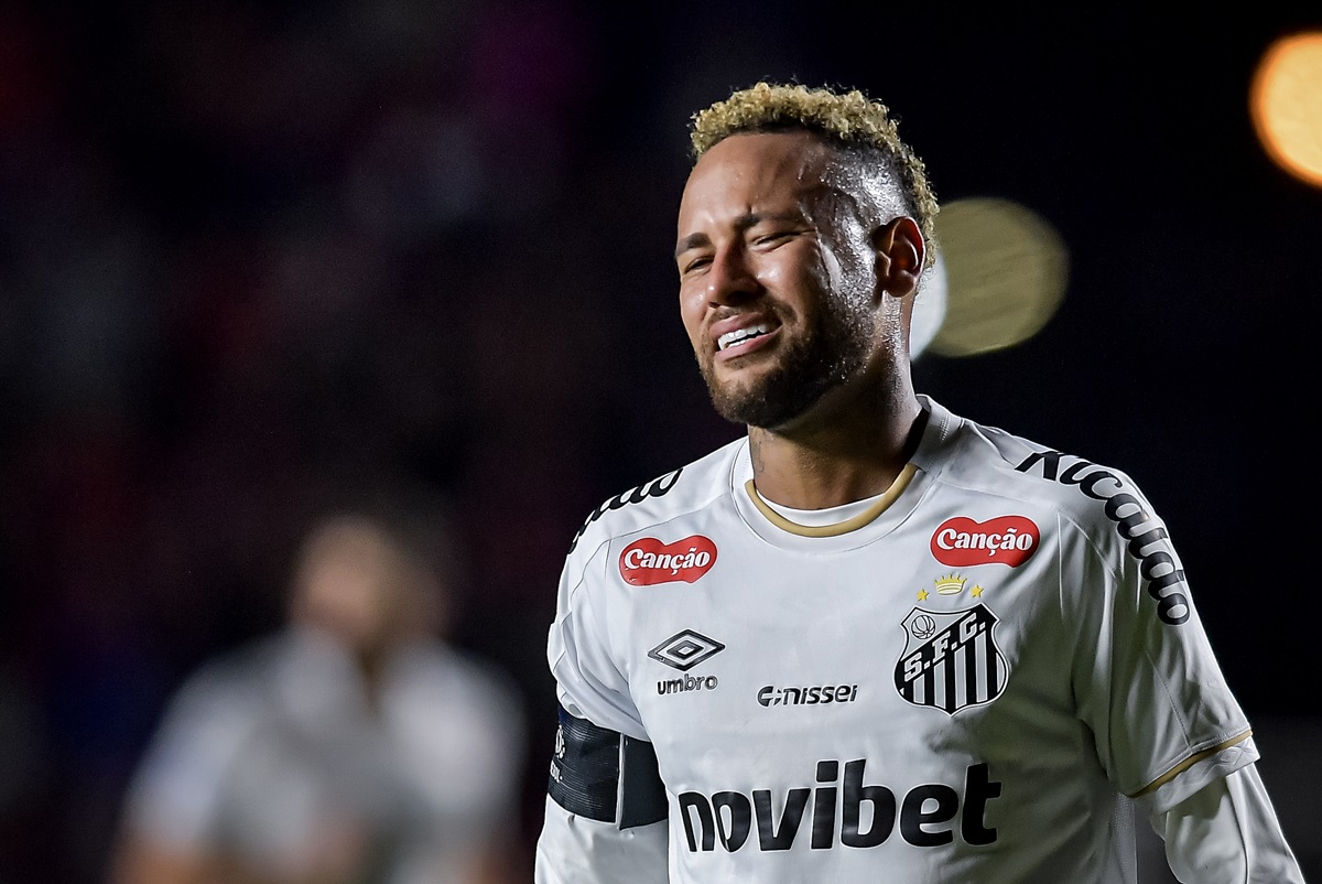 El joven de 18 años presentó una queja por agresión del ex Barcelona. Problemas en Santos entre Neymar y Robinho Jr