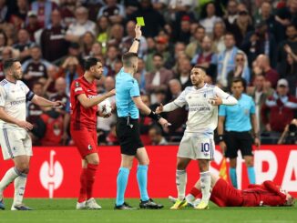 El argentino extendió los brazos y le pegó en el cuello a Beste. Buendía fue amonestado en la final de Europa League: ¿Era para roja?