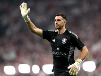 Dos jugadores de Argentina van por la gloria en Estambul. Dibu Martínez y Buendía son titulares en la final de Europa League