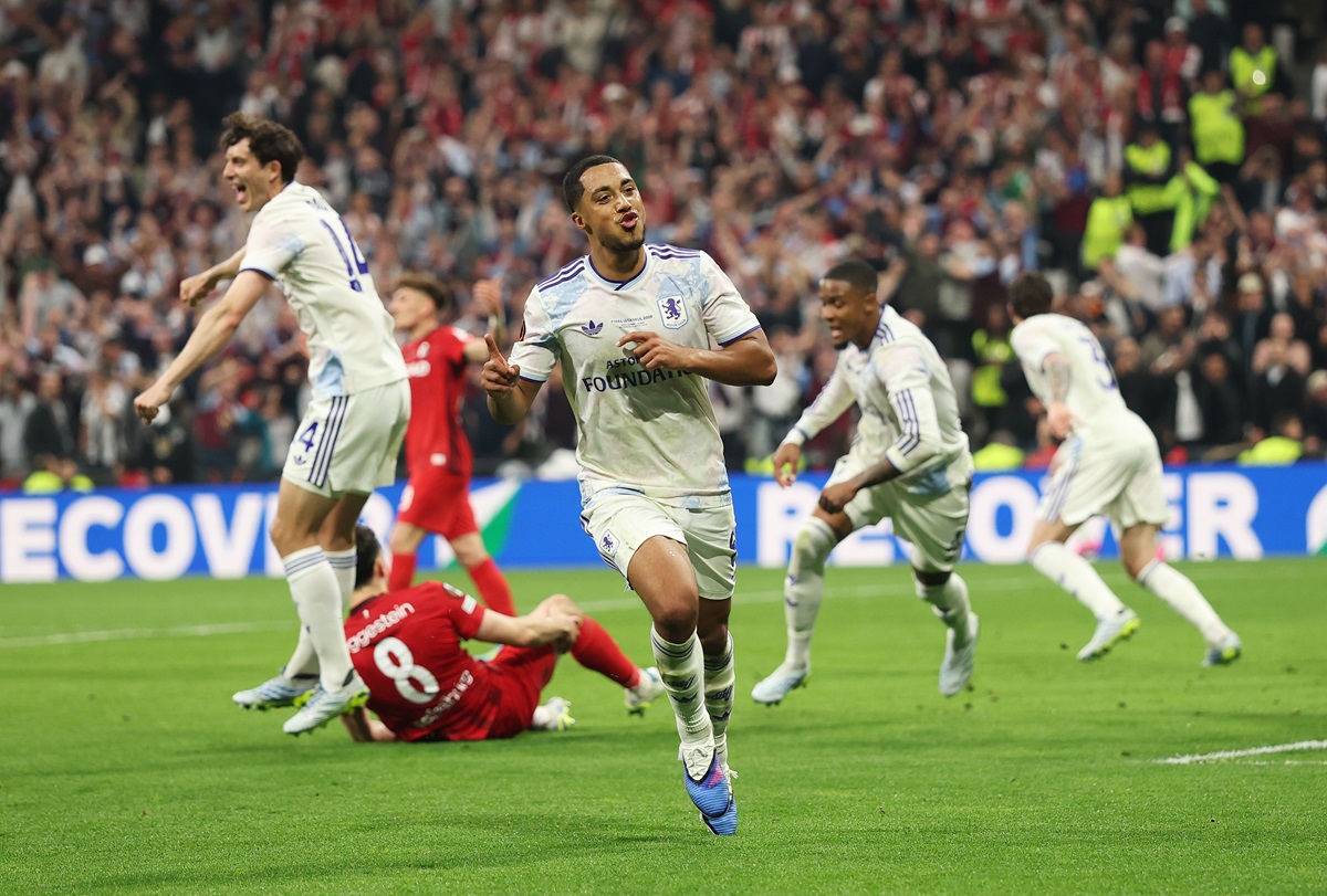 Fue 3 a 0 en la final con goles de Tielemans, Buendía y Rogers. Aston Villa goleó a Friburgo y es campeón de Europa League