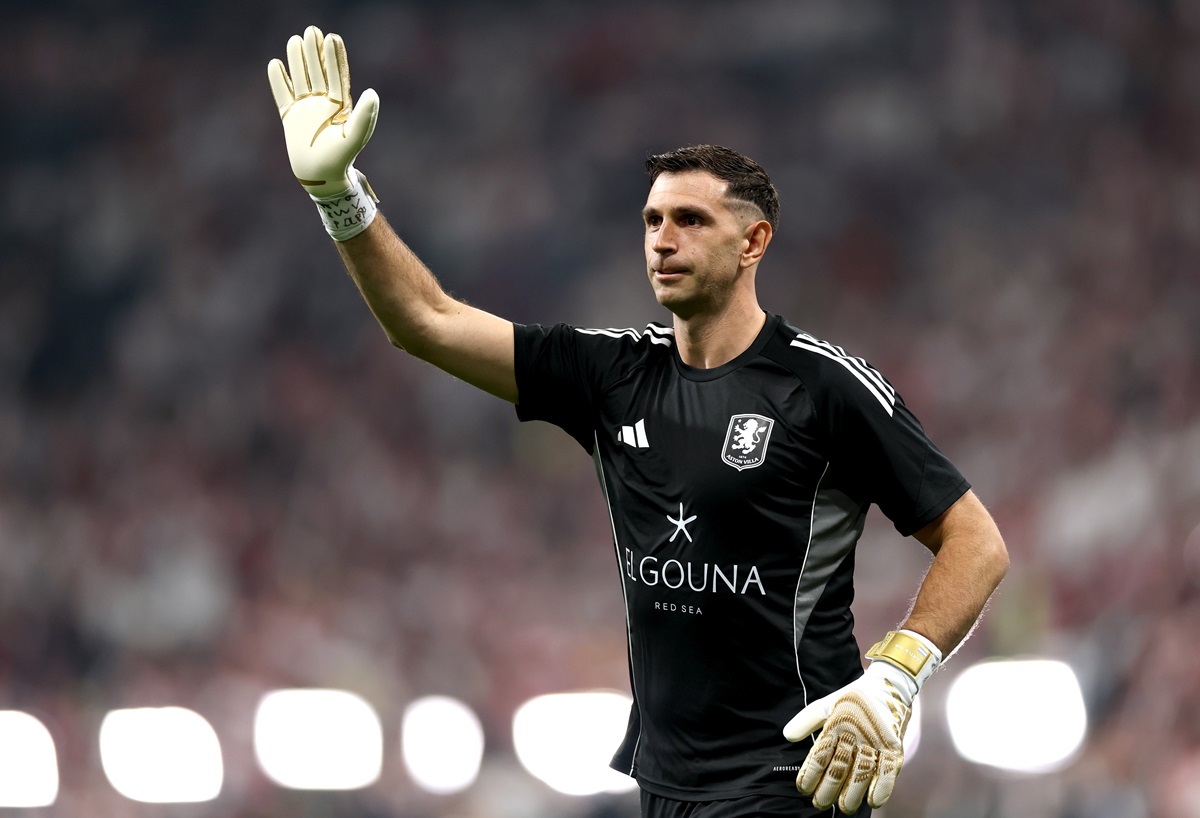 Dos jugadores de Argentina van por la gloria en Estambul. Dibu Martínez y Buendía son titulares en la final de Europa League