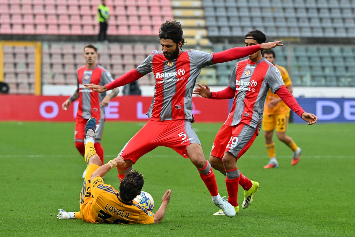 Criminal patada y expulsión para Felipe Loyola en Pisa