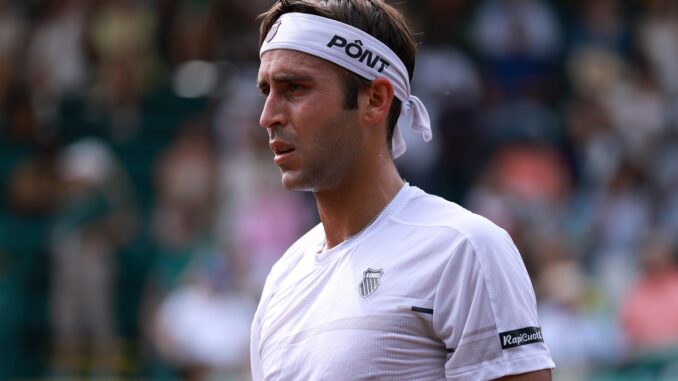 Fue 6-7 (5), 7-6 (5), y 7-6 (7) para el estadounidense. Tomás Etcheverry regaló 7 match points y perdió con Tommy Paul