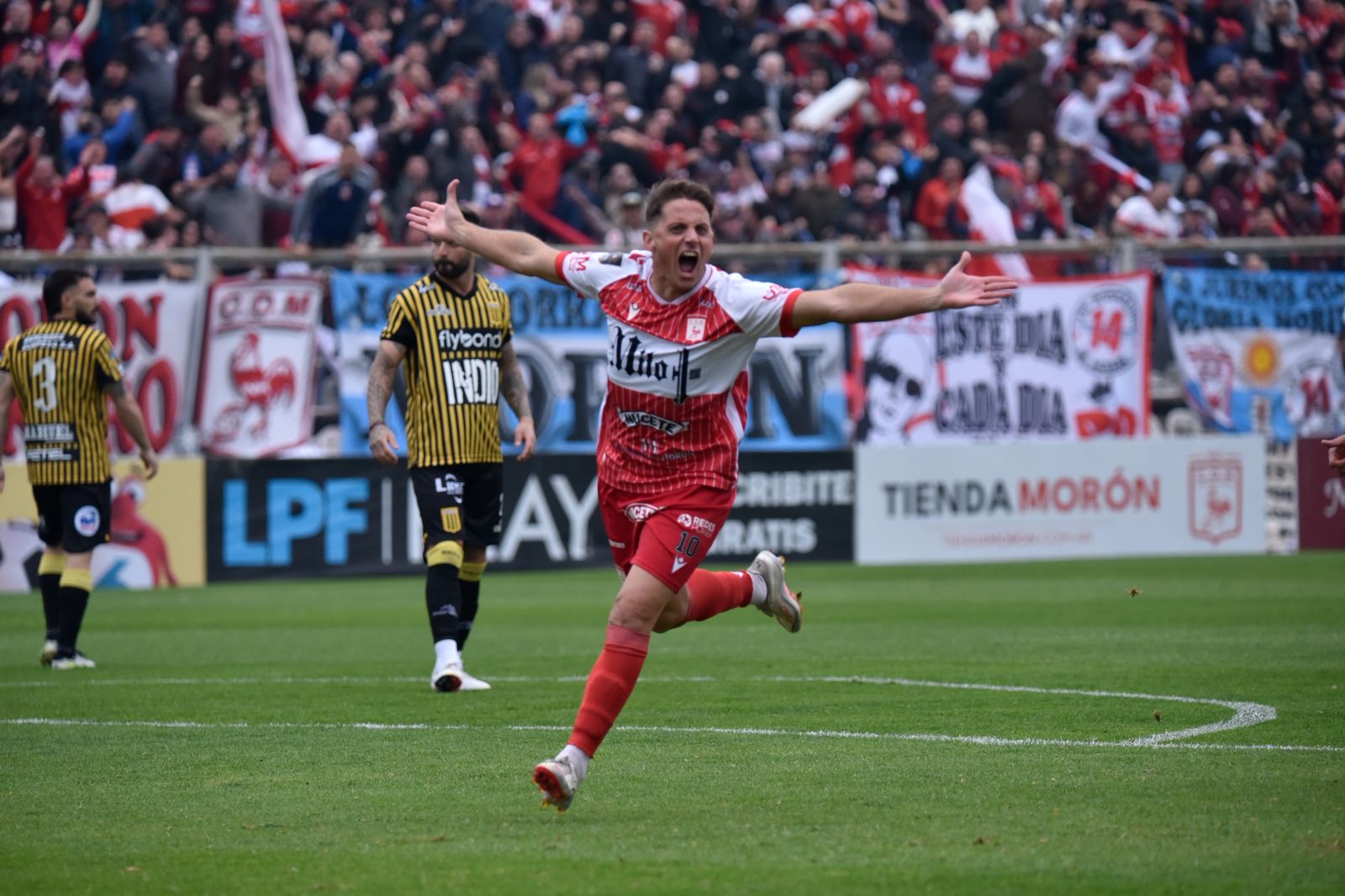 Golazo de Juan Manuel Olivares al minuto para Morón en el clásico contra Almirante Brown