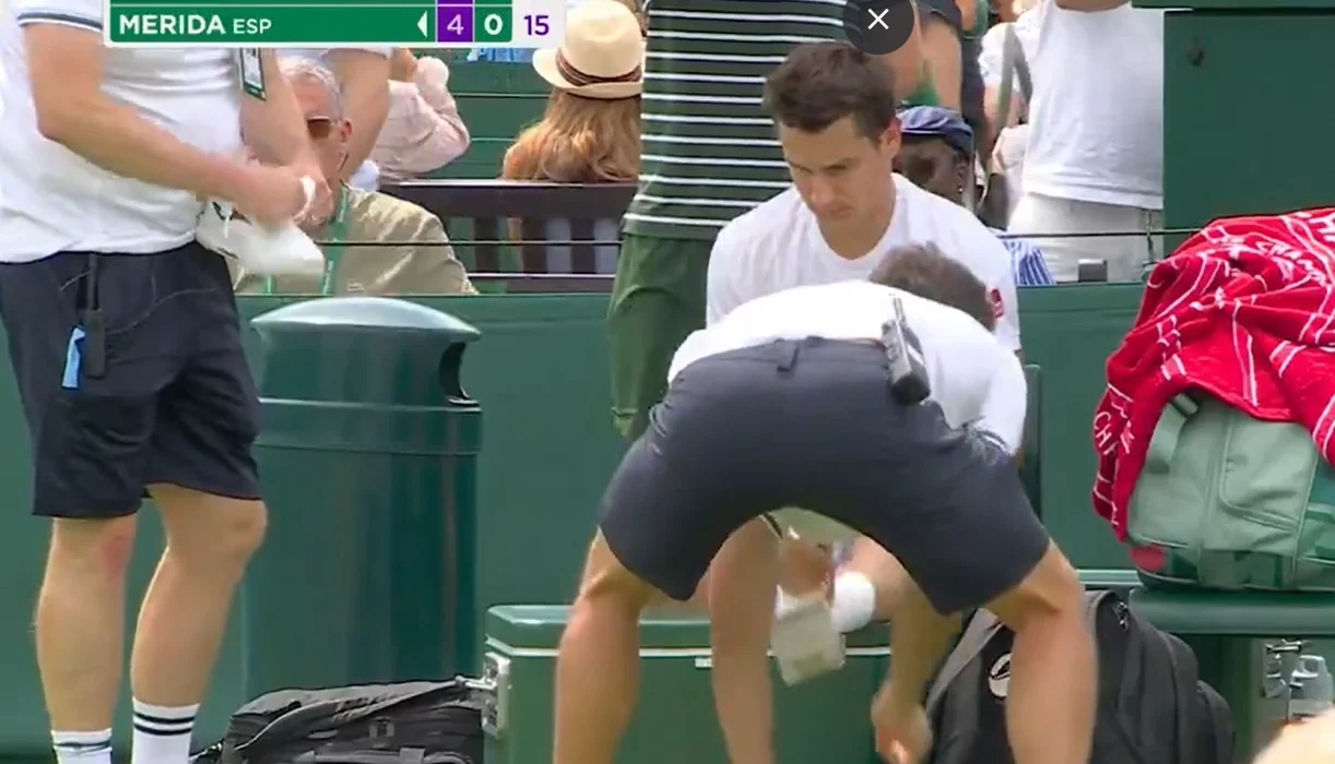 Ugo Carabelli ganaba cómodo en Wimbledon pero una caída lo complicó
