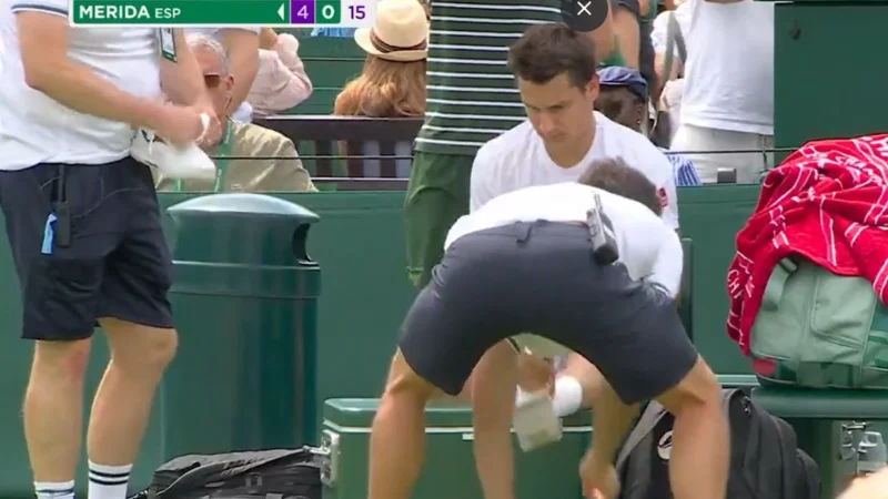 Ugo Carabelli ganaba cómodo en Wimbledon pero una caída lo complicó