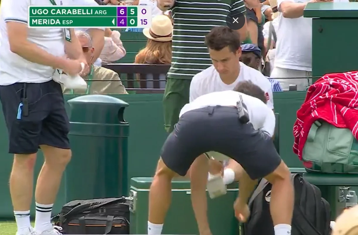 Ugo Carabelli ganaba cómodo en Wimbledon pero una caída lo complicó