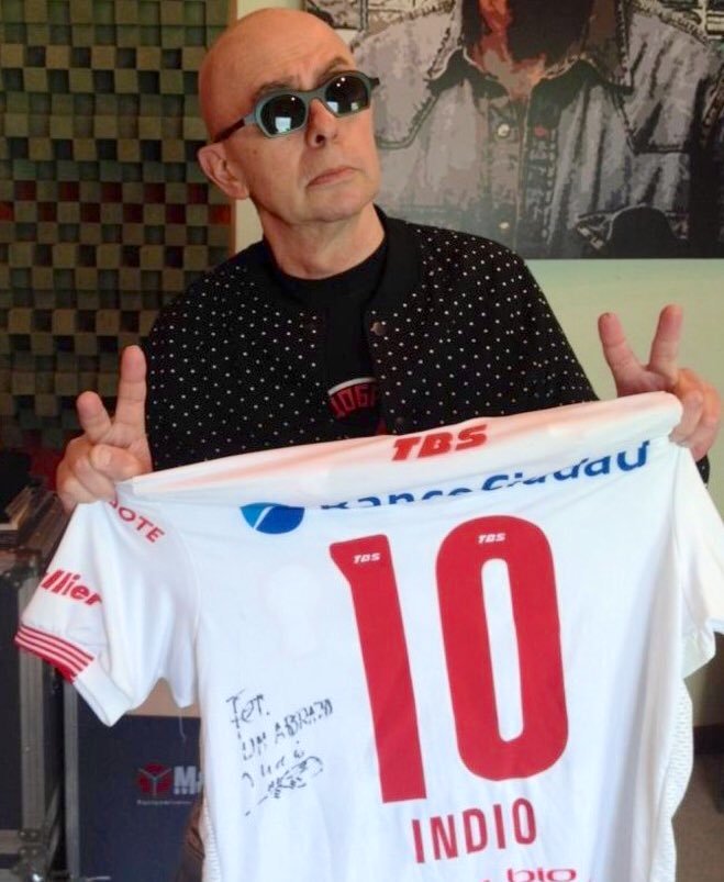 Indio Solari con la camiseta del Globo en 2018