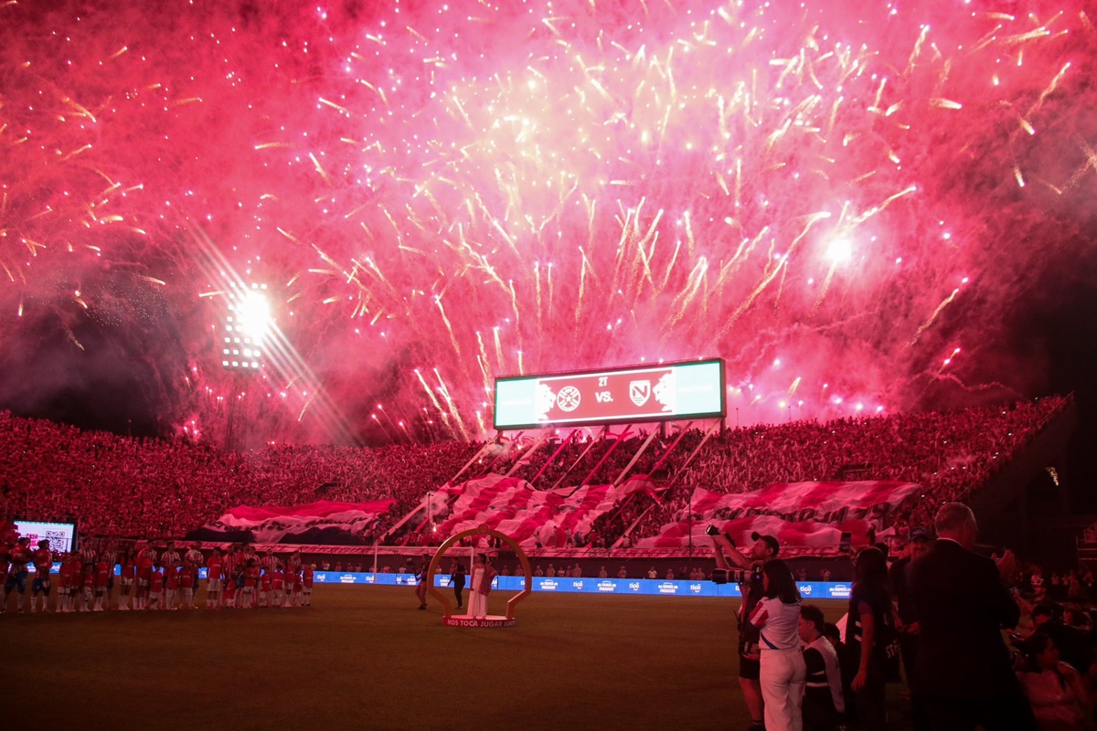 Así fue el show de fuegos artificiales en el Defensores del Chaco en el recibimiento de Paraguay ante Nicaragua del que habla todo el mundo