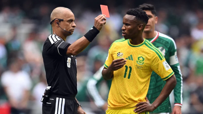 Sudáfrica es la segunda selección con dos expulsados en un partido inaugural de Mundial