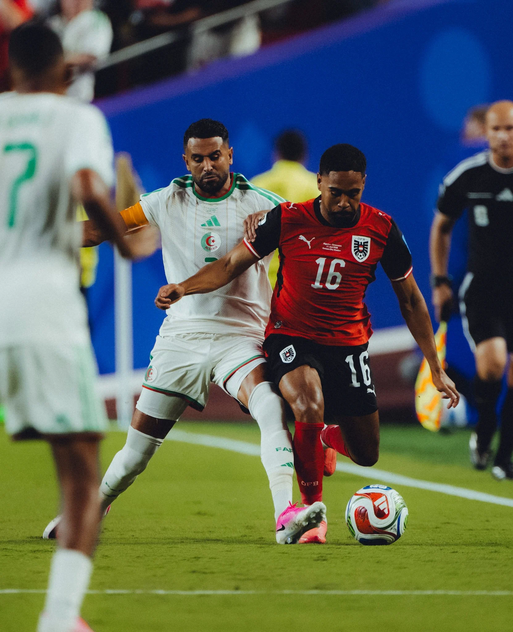 Austria y Argelia protagonizaron un vibrante empate que clasificó a ambos a la siguiente fase del Mundial
