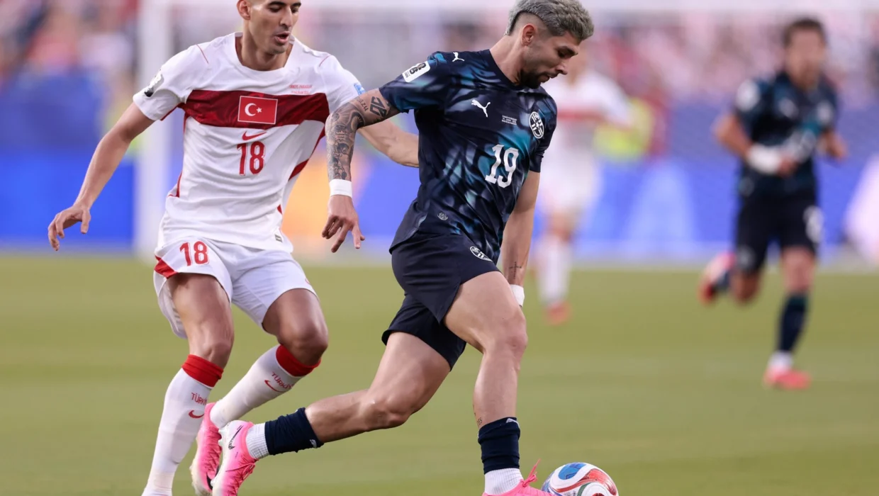 Paraguay aguantó con uno menos y se impuso ante Turquía para seguir en pie en el Mundial